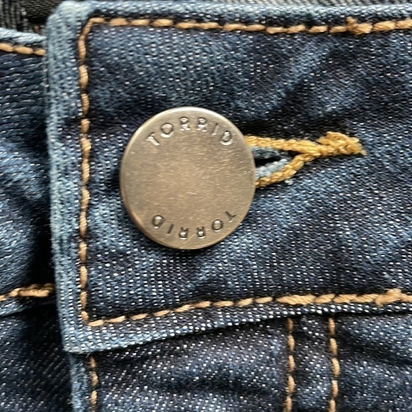 Sz12T Torrid classic skinny vintage medium wash. EUC - Picture 7 of 8